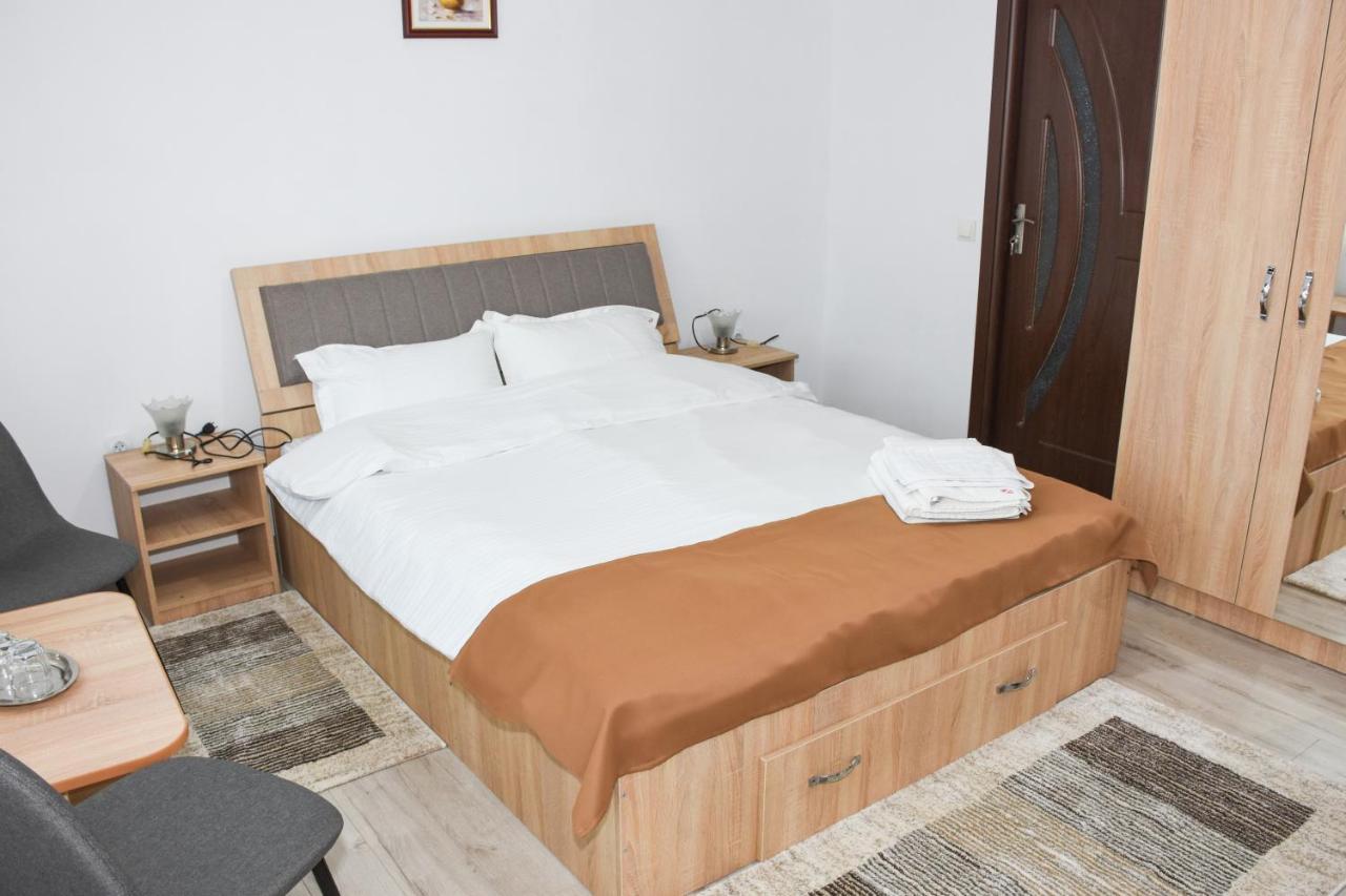 Tomis House Hotel คูร์ตา เด อาร์เจช ภายนอก รูปภาพ