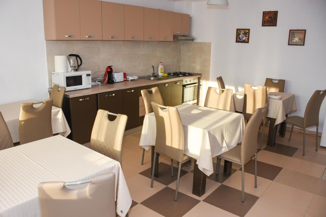 Tomis House Hotel คูร์ตา เด อาร์เจช ภายนอก รูปภาพ