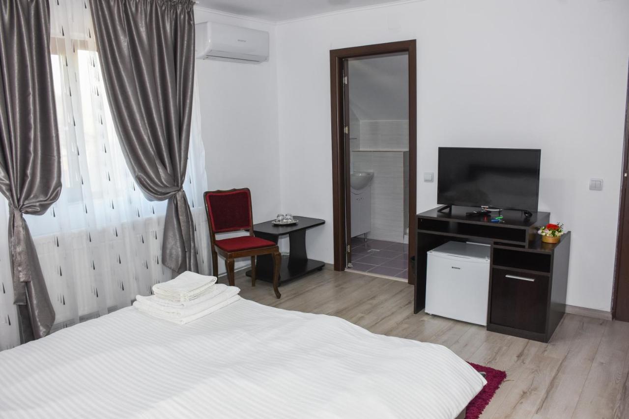Tomis House Hotel คูร์ตา เด อาร์เจช ภายนอก รูปภาพ