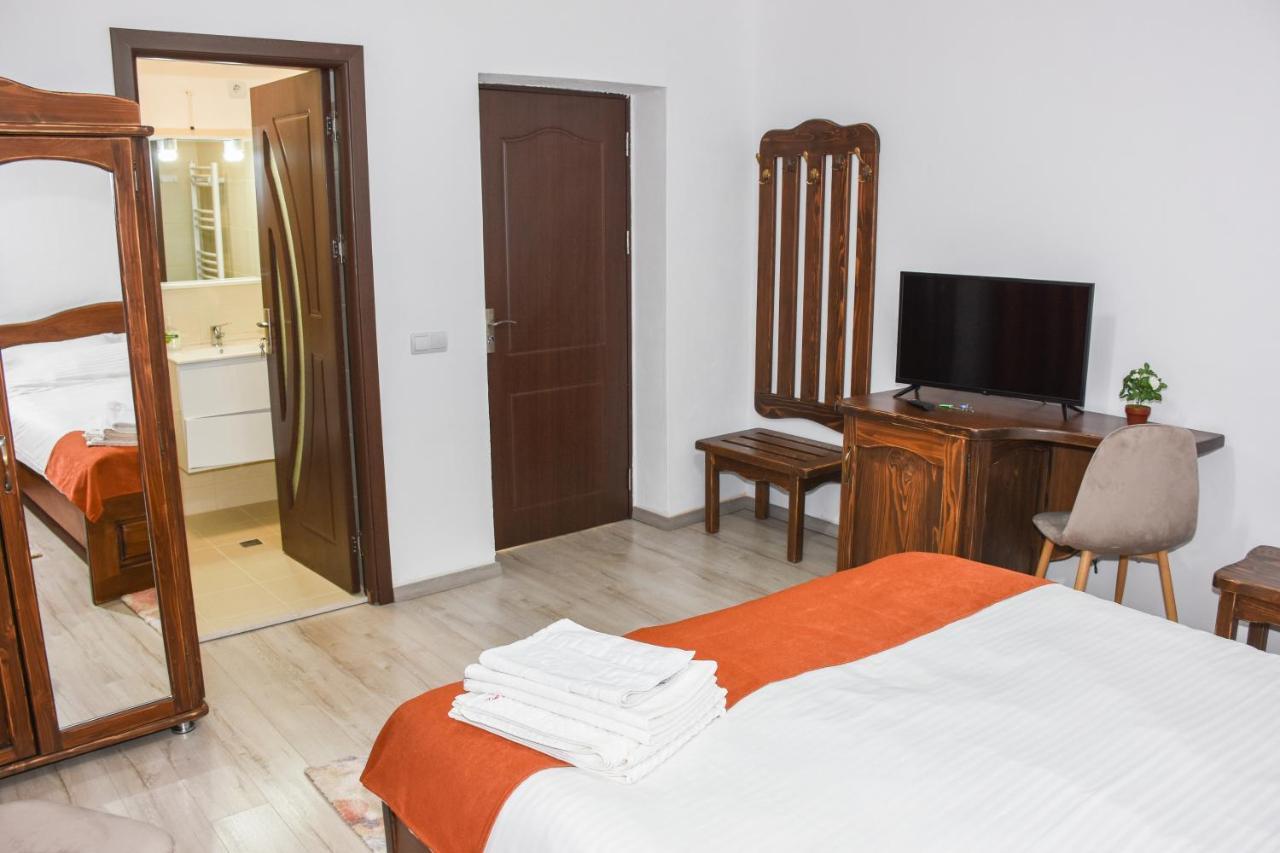 Tomis House Hotel คูร์ตา เด อาร์เจช ภายนอก รูปภาพ