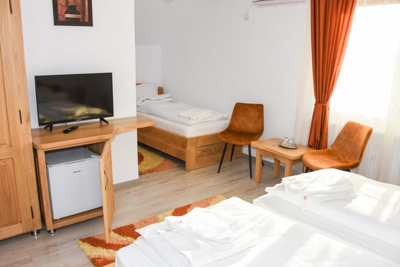 Tomis House Hotel คูร์ตา เด อาร์เจช ภายนอก รูปภาพ